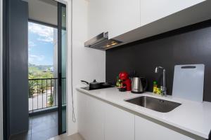Een keuken of kitchenette bij Central Hill View Condo A723 B with Prime Location - Shops, Relax, Adventure