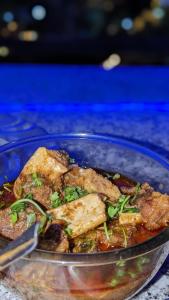 Makanan di atau berdekatan rumah tamu ini