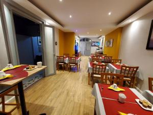 Posezení v ubytování Logis Hôtel Belle Etoile Vichy
