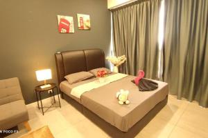 Rúm í herbergi á BS722- Self Checkin-Wifi-Netflix-Parking-Pool-Klia, 5073