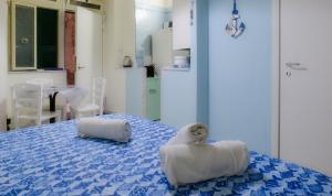 a bedroom with a bed with towels on it at C sta o mar for in Naples