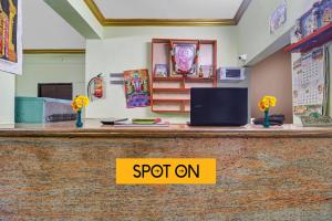 SPOT ON Sri Sai Lohith Lodge Near Secunderabad Railway Station في حيدر أباد: كونتر مع علامة تقول بقعة على