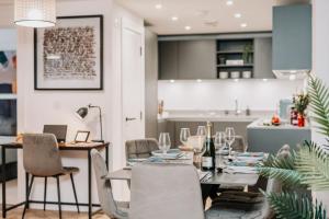 a dining room with a table and chairs and a kitchen at Splendid Industrial Style Pad, City centre, Fast WiFi, Family, Contractors in Birmingham