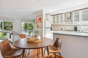 - une cuisine et une salle à manger avec une table et des chaises dans l'établissement NEW! Modern, Relaxing 2BR Retreat in Mentone, Victoria, à Mentone