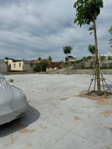 ein Auto parkt auf einem Parkplatz neben einem Baum in der Unterkunft Sun Moon - Home 4 in Phan Thiet