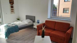 ein Wohnzimmer mit einem Sofa und einem Bett in der Unterkunft Dammstraße 24-EG-ZV38 in Salzgitter