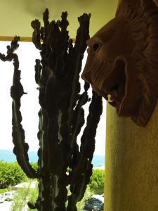 モノーポリにあるMaria del Marのサボテンの横の獅子頭像