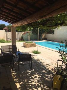 Πισίνα στο ή κοντά στο Charmante Maison provençale avec piscine dans Avignon