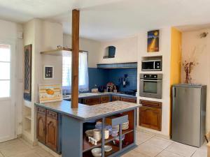 Η κουζίνα ή μικρή κουζίνα στο Charmante Maison provençale avec piscine dans Avignon