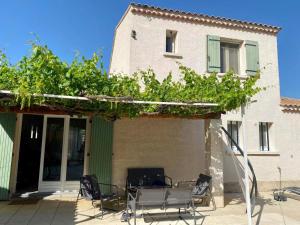 Το κτήριο όπου στεγάζεται  η παραθεριστική κατοικία