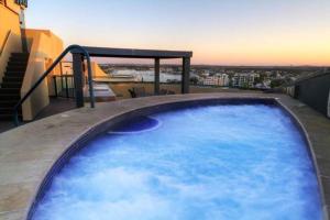 Πισίνα στο ή κοντά στο Landmark Resort Mooloolaba 4th Floor Apartment with a View