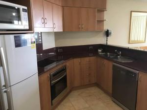Η κουζίνα ή μικρή κουζίνα στο Landmark Resort Mooloolaba 4th Floor Apartment with a View