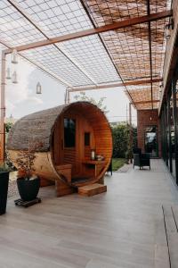 un grand bâtiment en bois avec une chambre au milieu dans l'établissement Les Arbres sous le vent à 10 min de Pairi Daiza, à Jurbise