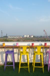 quatro cadeiras coloridas sentadas numa mesa com vista em VR Comforts em Mumbai