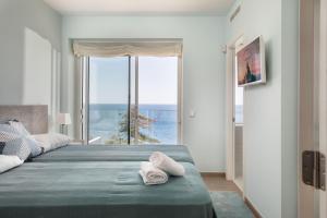 ein Schlafzimmer mit einem Bett mit Blick auf das Meer in der Unterkunft VILLA ILLA BLANCA in Tamariu + 52 Fotos