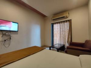 En TV eller et underholdningssystem på Hotel Sangram Palace Shirur