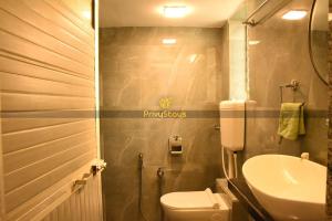 Bilik mandi di Privy Stays Reed Field Cottage +21 gambar