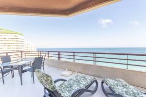 balcón con mesa, sillas y vistas al océano en Topacio Penthouse 17A - Costa CarpeDiem, en Calpe
