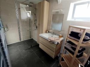 Bilik mandi di Maison l'Escale du port