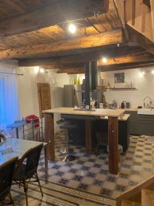 - une cuisine avec une grande île dans une chambre dans l'établissement Maison de village de 1802, fraîchement rénovée à Beauvezer 04370, à Beauvezer