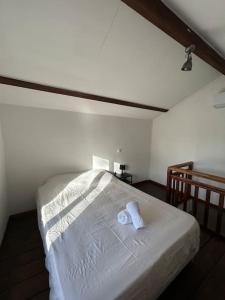 阿爾勒的住宿－"La berge" Vue sur le Rhône Jardin，一间卧室配有一张床,上面有两条毛巾