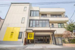 HakataにあるOgokusou 3Aの市道の黄白の建物