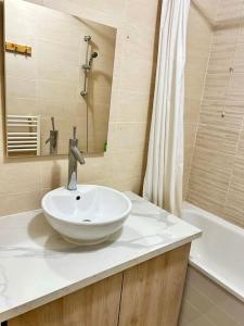 uma casa de banho com um lavatório branco e um chuveiro em Room for women - Room C em Vitry-sur-Seine