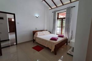 Ένα ή περισσότερα κρεβάτια σε δωμάτιο στο Spacious Greenery Homely Home