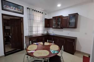 een keuken met een tafel en stoelen in een kamer bij Spacious Greenery Homely Home in Ja-Ela