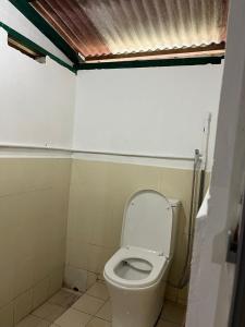 uma casa de banho com um WC branco num quarto em Kampung House (Minang) in Hulu Yam, Batang Kali em Batang Kali