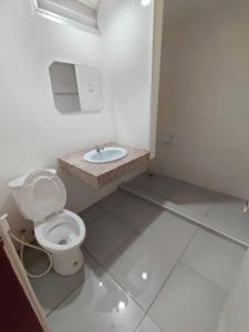 een badkamer met een toilet en een wastafel bij โรงแรมสบายโฮเต็ล 