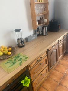 una cucina con ripiano in legno e frullatore di Maison avec Piscine privée + Clim proche de la mer a Corneilla-del-Vercol