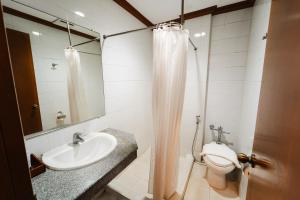 y baño con lavabo y aseo. en Sol Y Viento Mountain Hot Springs Resort, en Calambá