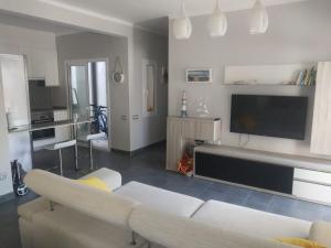 a living room with a couch and a flat screen tv at Baix a Mar in Torredembarra