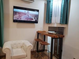 un salon avec une télévision accrochée au mur dans l'établissement Imperial Room4 - ultracentral - minipiscina cu hidromasaj, à Oradea