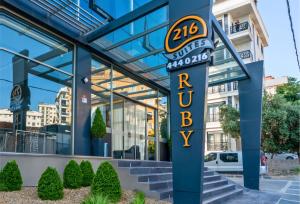 una señal para un hotel frente a un edificio en 216 Ruby Suite en Estambul