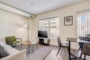 印第安納波利斯的住宿－TWO CozySuites Apartment with Skybridge Access #4，客厅配有沙发和桌子