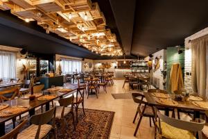 un restaurant avec des tables et des chaises dans une salle dans l'établissement RENOVATED Boutique Apartments Petrus, à Sofia
