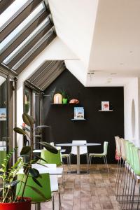 a dining room with a table and chairs at Ibis Styles Toulouse Labège in Labège