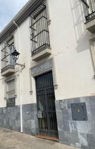 um edifício branco com duas janelas e uma porta em Mandala Attic em Málaga