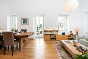 una sala de estar con una mesa y un sofá en Chora Aegina's Apartments, en Aegina Town