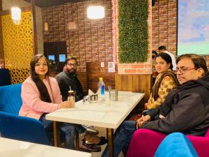 Sultānpur的住宿－Hotel Minitel INN，一群坐在餐厅桌子上的人
