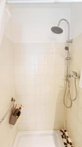 een badkamer met een douche en een wit bad bij Casa Usignolo in Perugia