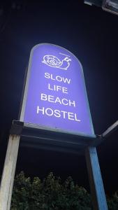 un signo que dice vida lenta en el hospital de la playa en Slowlife Beach, en Nai Yang Beach