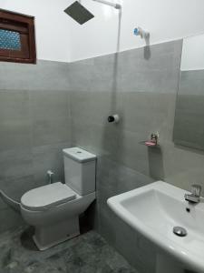 バッティカロアにあるNature Viewの白いトイレと洗面台のあるバスルーム +37枚の写真
