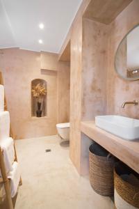 Un baño con bañera, lavabo e inodoro. en Chora Aegina's Apartments, en Aegina Town 50 fotos más