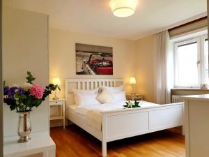เตียงในห้องที่ fewo1846 - Villa Westerallee - Bungalow mit drei Schlafzimmern und Garten