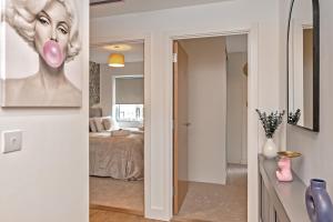 a room with a painting of a woman with a pink tongue at SUPERIOR AIRPORT SUITE, FREE Parking, Stylish, BALCONY, Two Bathrooms, Close To Airport, Station & Centre in Luton