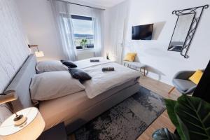 una camera con un grande letto e un divano di Racing-Apartment (Ferienwohnung) a Herresbach