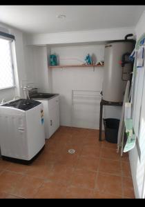 cocina con fregadero y lavavajillas en Avondale Apartment en Lismore